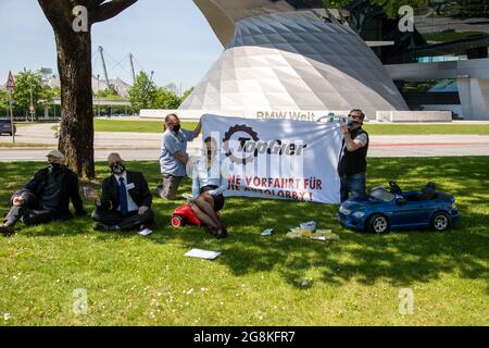 Aktivisten mit transparent vor Bmw Welt und Polizei Wagen ' Top Gier keine Vorfahrt für die Autoblobby! ' Am. 8. Mai 2020 haben sich einige Extention Rebellion Aktivisten versammelt, um gegen die der Bundesregierung diskutierte Kaufprämie bzw. Abrackprämie für alle Autos zu protestieren. (Foto di Alexander Pohl/Sipa USA) Credit: Sipa USA/Alamy Live News Foto Stock