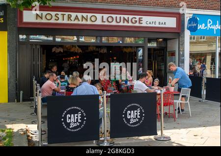 Staines-upon-Thames, Surrey, Regno Unito. 21 luglio 2021. Le persone pranzano fuori da un caffè a Staines. I casi di Positive Covid-19 continuano ad aumentare in Inghilterra insieme al numero di decessi associati. Credit: Maureen McLean/Alamy Live News Foto Stock