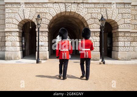 Londra, Regno Unito. 21 luglio 2021. I membri delle bande massaggiate della Household Division in Horse Guards Parade davanti a The Sword & The Crown di stasera, uno spettacolo musicale dell'annuale Household Division che batte il ritiro nella sua nuova ambientazione in Horse Guards Parade. Il 22 luglio sarà presente la Principessa reale di HRH, Colonnello dei Blues & Royals. Credit: Stephen Chung / Alamy Live News Foto Stock