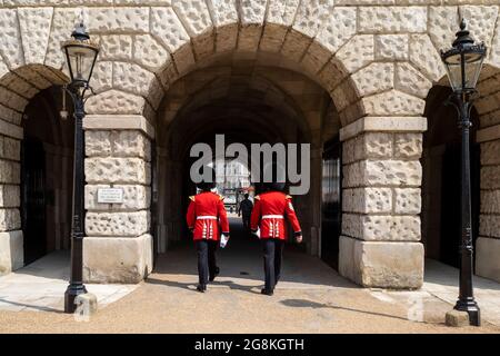 Londra, Regno Unito. 21 luglio 2021. I membri delle bande massaggiate della Household Division in Horse Guards Parade davanti a The Sword & The Crown di stasera, uno spettacolo musicale dell'annuale Household Division che batte il ritiro nella sua nuova ambientazione in Horse Guards Parade. Il 22 luglio sarà presente la Principessa reale di HRH, Colonnello dei Blues & Royals. Credit: Stephen Chung / Alamy Live News Foto Stock