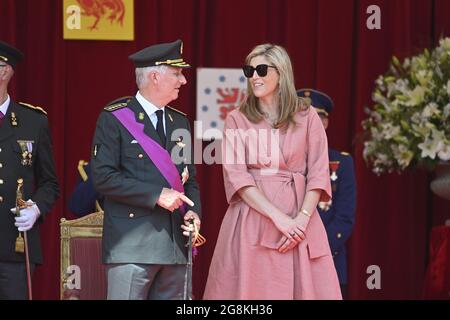 Re Philippe - Filip del Belgio e Ministro degli interni Annelies Verlinden hanno raffigurato durante la parata militare e civile della Giornata Nazionale Belga Foto Stock