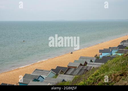 Vista delle capanne sulla spiaggia dall'alto sulla costa inglese Foto Stock