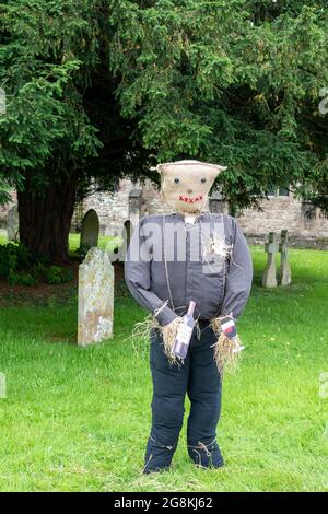 scarecrow vestito da vicario in piedi da lapidi nel cimitero Foto Stock