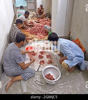 Dhaka, Bangladesh. 21 luglio 2021. EID-ul-Adha, il secondo festival religioso più grande dei musulmani, è oggi celebrato in un'ombra pandemica in tutto il paese. (Foto di Tahsin Ahmed/Pacific Press) Credit: Pacific Press Media Production Corp./Alamy Live News Foto Stock