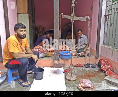 Dhaka, Bangladesh. 21 luglio 2021. EID-ul-Adha, il secondo festival religioso più grande dei musulmani, è oggi celebrato in un'ombra pandemica in tutto il paese. (Foto di Tahsin Ahmed/Pacific Press) Credit: Pacific Press Media Production Corp./Alamy Live News Foto Stock