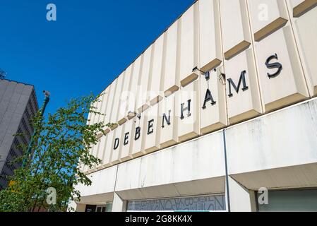 L'esterno del grande magazzino Debenhams ora chiuso a Stockport, Greater Manchester. Una volta un punto di riferimento della città, chiuse nel 2021. Foto Stock