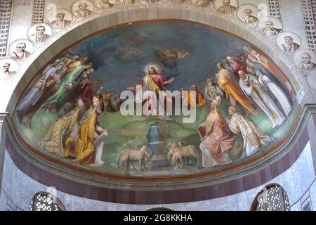 Roma Colle Aventino, Basilica di Santa Sabina, affresco absidale di Taddeo Zuccari raffigurante Gesù, gli Apostoli e i Santi sepolti nella Basilica (1560) la basilica di Santa Sabina all'Aventino è un luogo di culto cattolico nel centro storico di Roma, situato sul colle Aventino, Nel territorio di Rione XII Ripa. Costruita nel V secolo sulla tomba di Santa Sabina, nonché una delle chiese paleocristiane meglio conservate di sempre, la Basilica di Santa Sabina (in latino: Basilica Sanctae Sabinae, in italiano: Basilica di Santa Sabina all'Aventino) è una chiesa storica dell'Aventino Foto Stock