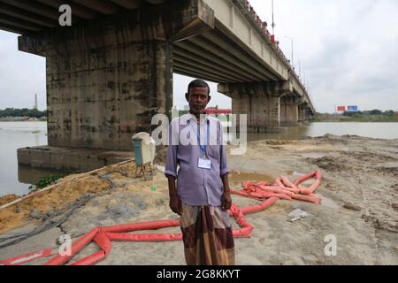 Narayanganj, Bangladesh. 21 luglio 2021. Il ponte Kanchan sul fiume Shitalaksha a Ruppanj a Narayanganj, un quartiere adiacente a Dhaka, sarà ampliato a causa del traffico extra sulla strada. I lavori sono già iniziati su un altro ponte accanto al vecchio. Attraverso la guardia notturna Thama mia si apprende che un altro ponte per il treno si dice sia costruito più tardi. Lo sviluppo è in corso, ma la dimensione del fiume è in declino e la navigabilità è in pericolo giorno per giorno. (Credit Image: © Md. Rakibul Hasan/ZUMA Press Wire) Foto Stock