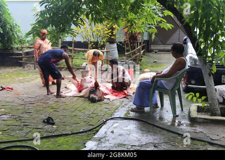 Dhaka, Bangladesh. 21 luglio 2021. EID-ul-Azha, il secondo festival più grande di musulmani, è celebrato in Bangladesh il 21 luglio 2021. Ogni anno il mondo musulmano sacrifica gli animali con l'ideale di uccidere l'animale della mente. Secondo il comando DI ALLAH (SWT), parte di questo sacrificio sono i diritti dei poveri, degli inermi, dei vicini e dei parenti. (Credit Image: © Md. Rakibul Hasan/ZUMA Press Wire) Foto Stock