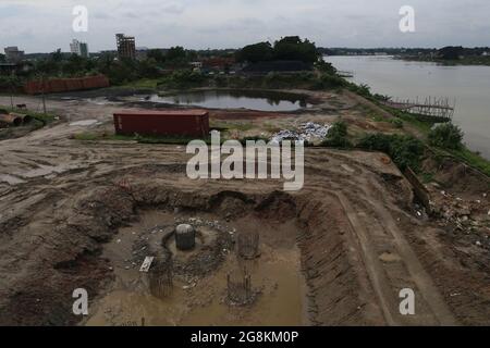 Narayanganj, Bangladesh. 21 luglio 2021. Il ponte Kanchan sul fiume Shitalaksha a Ruppanj a Narayanganj, un quartiere adiacente a Dhaka, sarà ampliato a causa del traffico extra sulla strada. I lavori sono già iniziati su un altro ponte accanto al vecchio. Attraverso la guardia notturna Thama mia si apprende che un altro ponte per il treno si dice sia costruito più tardi. Lo sviluppo è in corso, ma la dimensione del fiume è in declino e la navigabilità è in pericolo giorno per giorno. (Credit Image: © Md. Rakibul Hasan/ZUMA Press Wire) Foto Stock