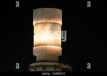Torre ad energia solare concentrata. La parte superiore che è il collettore. Foto Stock