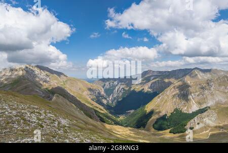 Monte Bove in Usssita (Italia) - la cima paesaggistica del Monte Bove, nord e sud, nelle Marche, provincia di Macerata. Appennini, a Monti Sibillini Foto Stock