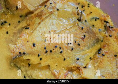 Pomfret pezzi di pesce sulla piastra, indiano piccante piatto. Popolare tra i bengalesi e Asia del sud per il suo gusto. Foto Stock