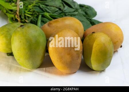 Mango, succosi frutti di pietra, provenienti da numerose specie di alberi tropicali appartenenti al genere di piante in fiore Mangifera, coltivate principalmente per la loro edi Foto Stock