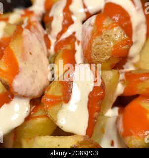 Macro dettaglio di patate bravas, fritte con pelle, maionese e sughi piccanti di pomodoro. Piatto tipico e tradizionale della gastronomia spagnola. La Rioja, Sp Foto Stock