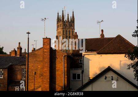 Chiesa di Santa Maria`s visto dal Priory Park, mattina presto in estate, Warwick, Warwickshire, Regno Unito Foto Stock