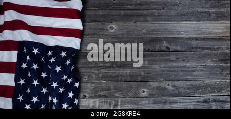 Grande bandiera americana sul legno vecchio di tempo per gli Stati Uniti di concetto di festa di fondo come lavoro, veterano, memoriale e giorno di indipendenza Foto Stock