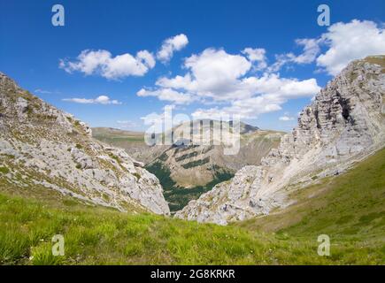 Monte Bove in Usssita (Italia) - la cima paesaggistica del Monte Bove, nord e sud, nelle Marche, provincia di Macerata. Appennini, a Monti Sibillini Foto Stock