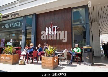 Pret a Manger esterno segno persone social distancing seduto ai tavoli durante la pandemia covid fuori ristorante a Londra UK KATHY DEWITT Foto Stock