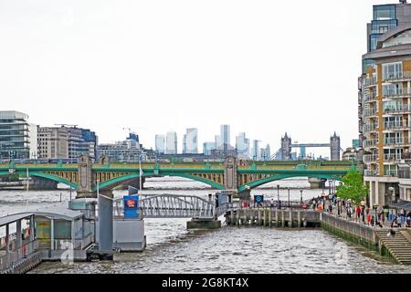 Vista del Southwark Bridge verso il Tower Bridge sul Tamigi e terminal dei traghetti presso l'Embankment Pier South London UK England KATHY DEWITT Foto Stock