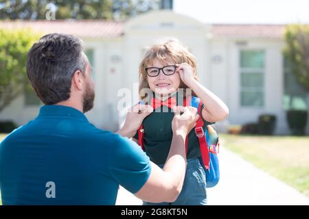 primo giorno a scuola. padre e figlio tornano da scuola. buon rapporto qualità/prezzo per la famiglia Foto Stock