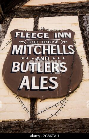 Regno Unito, Inghilterra, Worcestershire, Bretforton, Fleece Inn, Old Mitchells e Butlers Ales segno Foto Stock