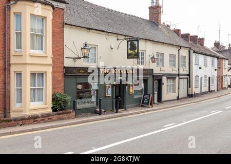 KENILWORTH, WARWICKSHIRE, REGNO UNITO - 29 MAGGIO 2021: Vista sulla Royal Oak Public House, High Street Foto Stock