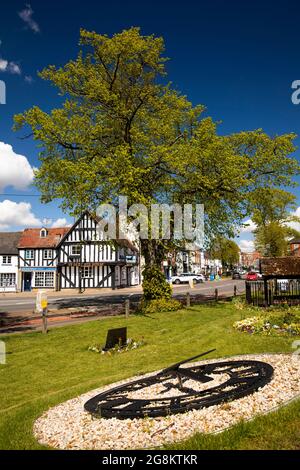 Regno Unito, Inghilterra, Worcestershire, Evesham, Vine Street, E legno incorniciato Olde Red Horse pub dal Almonry Foto Stock