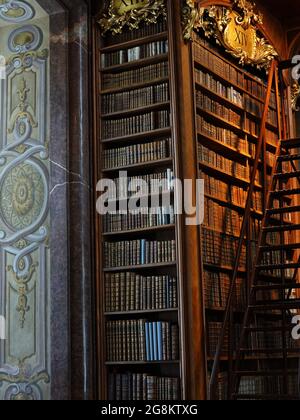 Wien, barocke Architektur und Bücher im Museum, in der Hofburg im Prunksaal der österreichischen National Bibliothek in Österreich Foto Stock