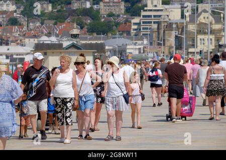 Weston-super-Mare, Somerset, Regno Unito. 21 luglio 2021. Le temperature sono dirette agli alti venti. Le persone si affollano al fresco del mare. Credit: JMF News/Alamy Live News Foto Stock