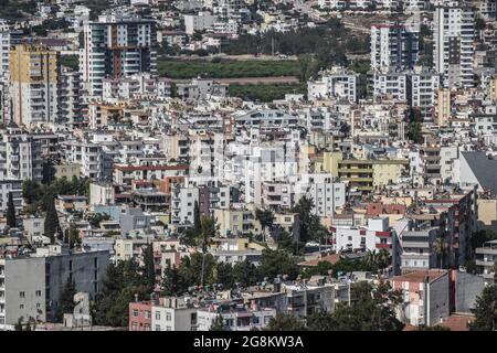 Mersin, Turchia. 21 luglio 2021. Una fotografia tratta dal Castello di Silifke mostra lo skyline urbano del quartiere di Silifke a Mersin, Turchia, mercoledì 21 luglio 2021. (Foto di Altan Gocher/GochreImagery/Sipa USA) Credit: Sipa USA/Alamy Live News Foto Stock