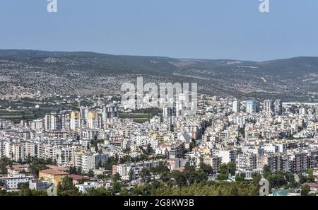 Mersin, Turchia. 21 luglio 2021. Una fotografia tratta dal Castello di Silifke mostra lo skyline urbano del quartiere di Silifke a Mersin, Turchia, mercoledì 21 luglio 2021. (Foto di Altan Gocher/GochreImagery/Sipa USA) Credit: Sipa USA/Alamy Live News Foto Stock