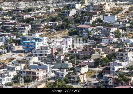 Mersin, Turchia. 21 luglio 2021. Una fotografia tratta dal Castello di Silifke mostra lo skyline urbano del quartiere di Silifke a Mersin, Turchia, mercoledì 21 luglio 2021. (Foto di Altan Gocher/GochreImagery/Sipa USA) Credit: Sipa USA/Alamy Live News Foto Stock