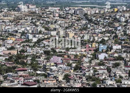 Mersin, Turchia. 21 luglio 2021. Una fotografia tratta dal Castello di Silifke mostra lo skyline urbano del quartiere di Silifke a Mersin, Turchia, mercoledì 21 luglio 2021. (Foto di Altan Gocher/GochreImagery/Sipa USA) Credit: Sipa USA/Alamy Live News Foto Stock