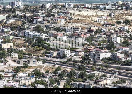 Mersin, Turchia. 21 luglio 2021. Una fotografia tratta dal Castello di Silifke mostra lo skyline urbano del quartiere di Silifke a Mersin, Turchia, mercoledì 21 luglio 2021. (Foto di Altan Gocher/GochreImagery/Sipa USA) Credit: Sipa USA/Alamy Live News Foto Stock