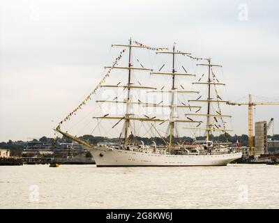 Una grande nave alta e piena di rigged ormeggiata nella parte occidentale del fiume Tamigi nella grande Londra, Regno Unito Foto Stock