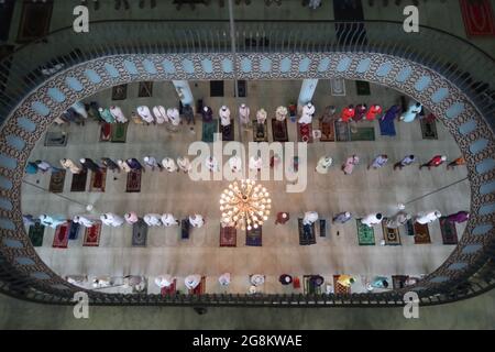 Dhaka. 21 luglio 2021. La gente prega durante il festival Eid al-Adha a Dhaka, Bangladesh, 21 luglio 2021. Credit: Xinhua/Alamy Live News Foto Stock