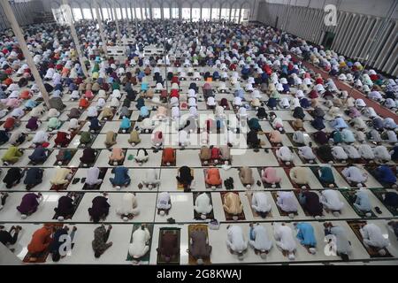 Dhaka. 21 luglio 2021. La gente prega durante il festival Eid al-Adha a Dhaka, Bangladesh, 21 luglio 2021. Credit: Xinhua/Alamy Live News Foto Stock