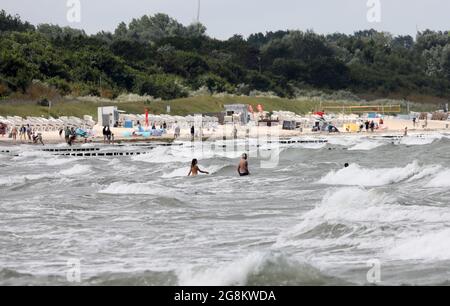 19 luglio 2021, Meclemburgo-Pomerania occidentale, Warnemünde: I singoli beachgoers sono andati in acqua nel Mar Baltico, che è stato scagliato dal forte vento. Foto: Bernd Wüstneck/dpa-Zentralbild/ZB Foto Stock
