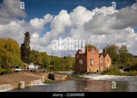 Regno Unito, Inghilterra, Worcestershire, Fladbury, Cropthorne Mill attraverso il fiume Avon da weir Foto Stock