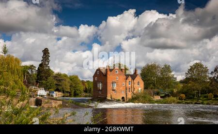 Regno Unito, Inghilterra, Worcestershire, Fladbury, Cropthorne Mill attraverso il fiume Avon da weir, panoramico Foto Stock