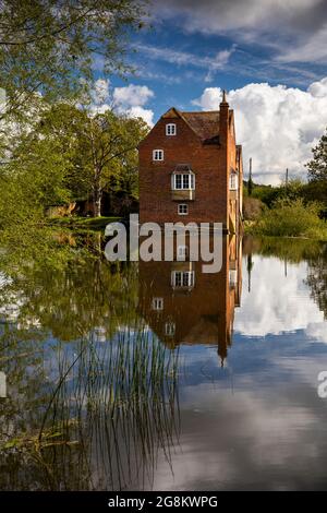 Regno Unito, Inghilterra, Worcestershire, Fladbury, Cropthorne Mill attraverso il fiume Avon da weir Foto Stock