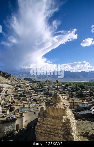 Leh vista panoramica dal monastero Ladakh India Foto Stock