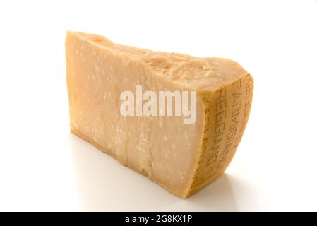 Pezzo di parmigiano, formaggio italiano originale isolato su bianco, spazio copia Foto Stock