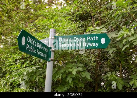 Un cartello per l'Offaa's Dyke Path vicino a Brockweir, Wye Valley, Gloucestershire, Regno Unito. Foto Stock