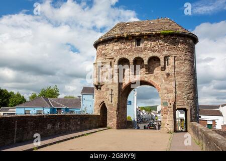 L'antico ponte Monnow a Monmouth, Galles, Regno Unito, costruito intorno al 1270, è l'unica birrificio del Regno Unito con la torre di gate sul ponte. Foto Stock