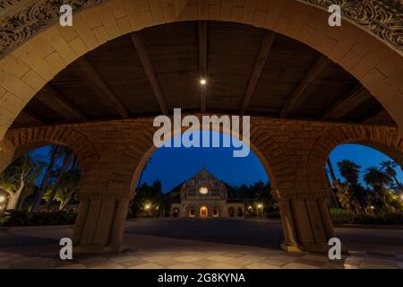 Ingresso al Memorial Court e alla Memorial Church presso la Stanford University, California Foto Stock