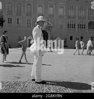 Anni '50, storico, Monaco, una guardia in uniforme fuori dal Palazzo dei principi, la residenza ufficiale del Principe Sovrano di Monaco. Costruita nel 1191, fu catturata nel 1297 dalla famiglia Grimaldi che visse nel palazzo, salvo che da allora i Grimaldi fossero in esilio. Le guardie del Palazzo o i Carabiniers du Prince, sono stati creati nel 1817 per fornire 24 sicurezza per il Palazzo. Sono uomini militari francesi altamente addestrati. Foto Stock