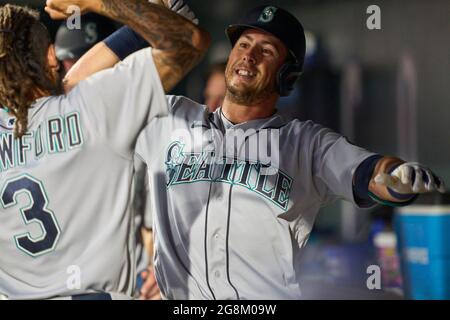Luglio 1202021: Il secondo baseman di Seattle Dylan Moore (25) colpisce la palla durante la partita con i Seattle Mariners e i Colorado Rockies tenuti al Coors Field di Denver Co. David Seelig/Cal Sport medi Foto Stock