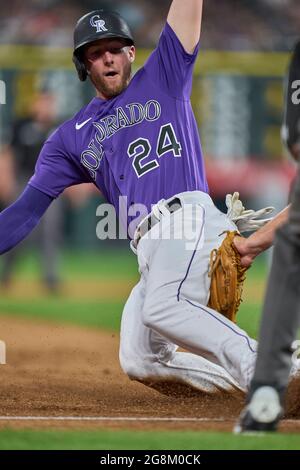 Luglio 1202021: Il secondo baseman del Colorado Ryan McMahon (24) scivola al terzo posto durante la partita con i Seattle Mariners e le Colorado Rockies tenuti al Coors Field di Denver Co. David Seelig/Cal Sport medi Foto Stock